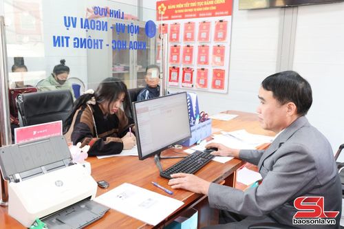 Công chức xã Mường Giôn giải quyết các TTHC tại chỗ cho người dân.