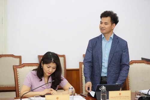 Các đại biểu phát biểu tại buổi làm việc. Ảnh: Văn phòng UBND thành phố cung cấp 