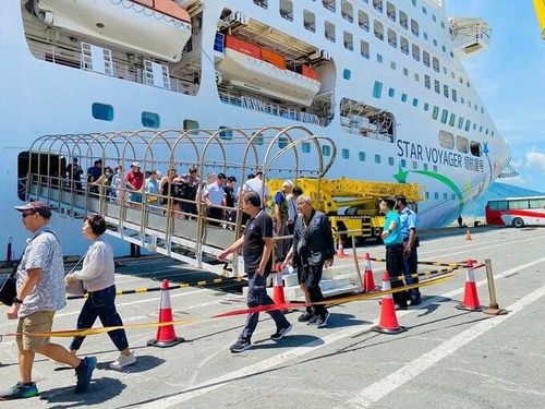 Tàu biển STAR VOYAGER cập cảng Tiên Sa đưa 1.500 du khách và hơn 1.000 thuyền viên, nhân viên phục vụ đến tham quan Tp. Đà Nẵng (ảnh ĐH)