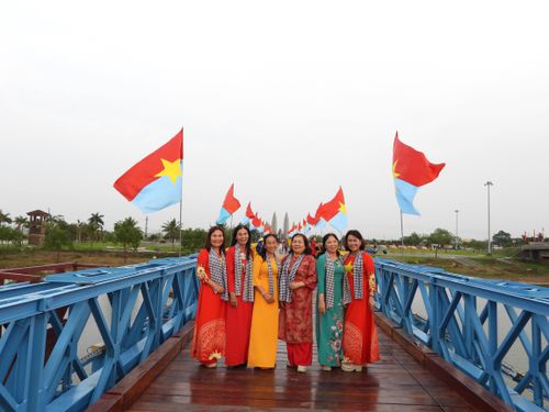 Du khách chụp ảnh lưu niệm tại Di tích đặc biệt Đôi bờ Hiền Lương - Bến Hải. Ảnh: Hoàng Anh