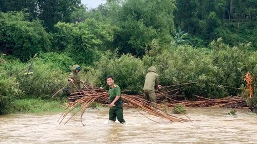 Dầm mình trong mưa lũ, cứu giúp được một phần tài sản cho nhân dân là hạnh phúc rất lớn của mỗi CBCS nơi cơ sở.
