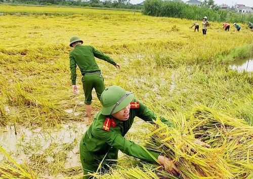 Hưởng ứng phong trào thi đua "Ba nhất", Công an Hà Tĩnh thể hiện tinh thần bản lĩnh, xung phong "Gần dân nhất", đồng hành cùng người dân trong mọi tình huống.