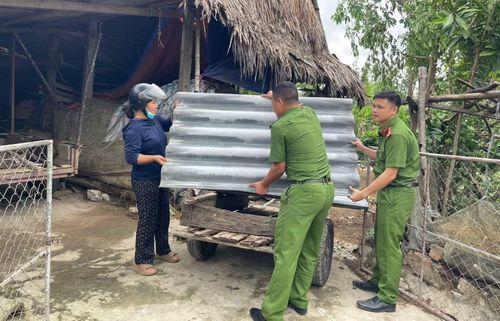 Với sự giúp đỡ kịp thời của lực lượng Công an, hàng trăm ngôi nhà bị tốc mái đã được khắc phục, sửa chữa chỉ sau một ngày.
