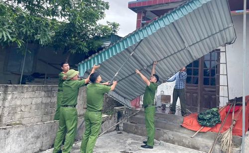 Ngoài việc giúp dân gặt lúa "chạy thiên tai", lực lượng Công an đã có mặt để giúp nhân dân dựng lại nhà cửa bị tốc mái, đổ sập do dông, lốc.