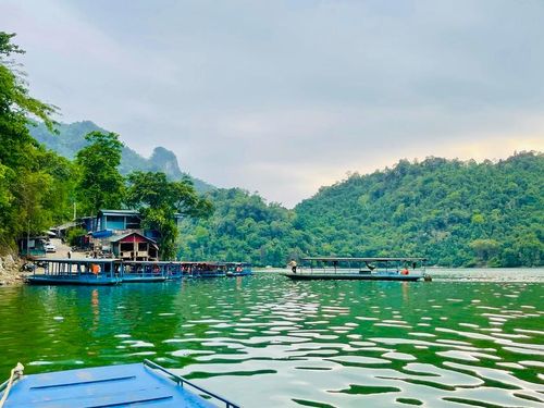 Bến thuyền bên Hồ Ba Bể.