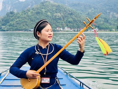 Nghe hát Then, đàn Tính trên Hồ Ba Bể.