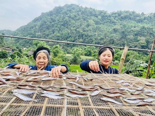 Người dân địa phương với những sản vật từ vùng hồ Ba Bể được sơ chế để phục vụ đời sống và là sản phẩm bán cho khách du lịch.