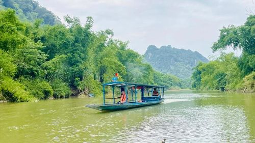 Đi thuyền khám phá sông Năng và Hồ Ba Bể.