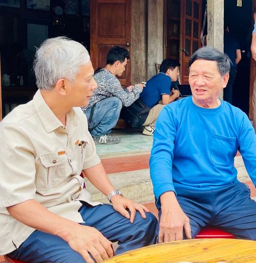 Ông Đàm Ngọc Tuế, 83 tuổi, thôn Bản Cám, xã Ba Bể trao đổi với phóng viên về cuộc sống cùng mong muốn của người dân vùng hồ cho sự phát triển của vùng du lịch này.