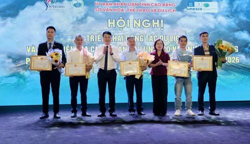 Sở Văn hóa - Thể thao và Du lịch khen thưởng 5 tập thể, 5 cá nhân có đóng góp tích cực trong công tác du lịch năm 2025.