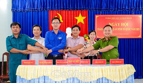 Công an xã Ðịnh Thành phối hợp với các ngành, đoàn thể ký kết đảm bảo an ninh, trật tự trên địa bàn.