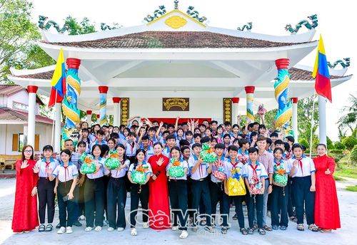 Các em học sinh Trường THCS Phong Thạnh Tây chụp ảnh lưu niệm tại Đền thờ Trung liệt thánh.