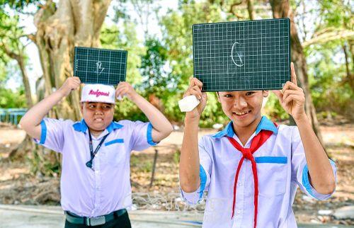  Các em hào hứng tham gia trò chơi “Rung chuông vàng” với các câu hỏi về trận Giồng Bốm.