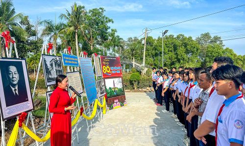 Thuyết minh viên Bảo tàng tỉnh giới thiệu đến các em học sinh bộ ảnh về bối cảnh, diễn biến các trận đánh ác liệt ở Giồng Bốm.