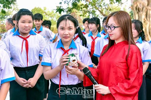 Tặng quà cho học sinh có câu trả lời đúng.