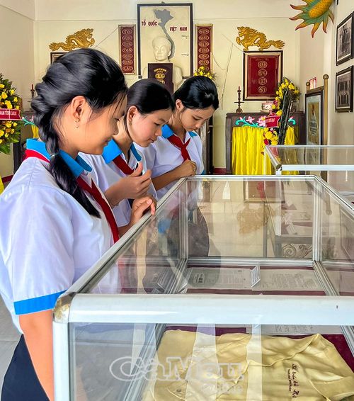 Các em tìm hiểu những hiện vật lịch sử được trưng bày tại di tích.