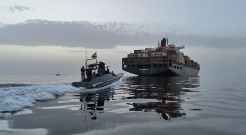 Lực lượng Vệ binh Cách mạng Hồi giáo (IRGC) bắt giữ tàu tại eo biển Hormuz. (Ảnh: Reuters)