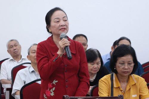 Cử tri phường Cầu Giấy phát biểu ý kiến, kiến nghị. Ảnh: MH