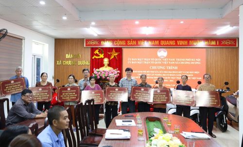 Đại diện các hộ dân nhận hỗ trợ kinh phí xây nhà Đại đoàn kết.