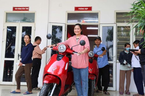 Niềm vui của các hộ dân nhận xe máy điện, sử dụng phương tiện xanh.