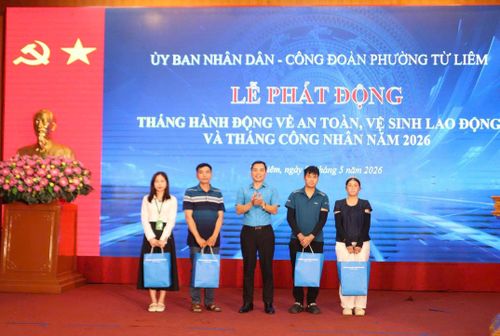 Lãnh đạo Liên đoàn Lao động thành phố Hà Nội trao quà cho người lao động. Ảnh: PV