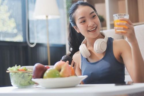 Kết hợp chế độ dinh dưỡng cân bằng với các giải pháp bổ sung vi chất phù hợp có thể giúp duy trì mức năng lượng ổn định trong mùa hè.
