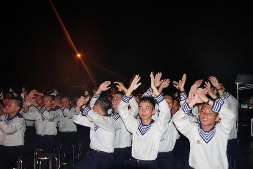 Đông đảo cán bộ, chiến sĩ Hải quân tham dự, cổ vũ chương trình.