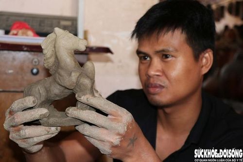 Những sản phẩm gốm được các nghệ nhân chế tác tỉ mỉ, công phu. Ảnh: Duy Ngọc.