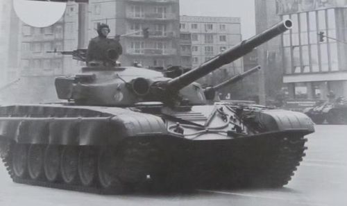 Tốc độ tối đa đạt khoảng 60 km/h trên đường bằng, tầm hoạt động khoảng 500 km. Các thông số này cho thấy sự cân bằng giữa hỏa lực, giáp bảo vệ và khả năng cơ động.