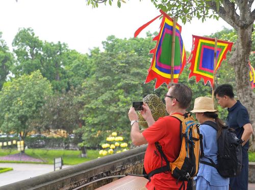 Du khách quốc tế tham quan Hoàng thành Thăng Long (Hà Nội). Ảnh: P. Sỹ.