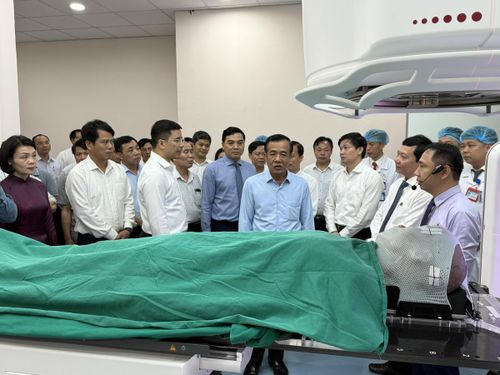 Bí thư Tỉnh ủy Thanh Hóa Lê Đức Thái cùng các đại biểu tham quan hệ thống máy xạ trị gia tốc tuyến tính hiện đại tại BV Ung bướu tỉnh Thanh Hóa.