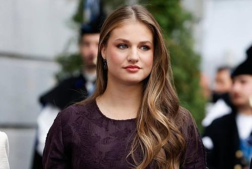 Công chúa Leonor là con trưởng của vua Tây Ban Nha Felipe VI và Hoàng hậu Letizia, đứng đầu trong danh sách kế vị. Ngay từ nhỏ, cô đã nhận nhiều cảm tình của công chúng nhờ vẻ ngoài sáng và khí chất mỗi lần xuất hiện, thậm chí được ca ngợi là "công chúa đẹp nhất châu Âu". Ảnh: @leonorandsofia/Instagram.