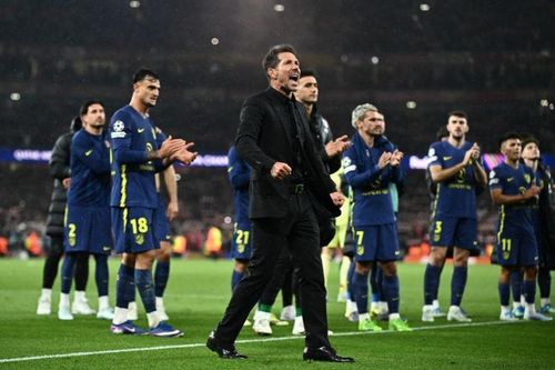  HLV Simeone cùng các học trò đến tri ân các CĐV nhà đã lặn lội đến Anh cổ vũ. 