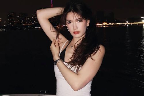 Trên trang cá nhân ngày 5/5, Thanh Giang nhận nhiều bình luận khen ngợi vẻ ngoài khi chia sẻ loạt ảnh chụp trên sông buổi đêm. Cô gái sinh năm 2007 tự tin tạo nhiều dáng thần thái trong lúc được một người bạn chụp hình, đồng thời gây ấn tượng khi lựa chọn trang phục theo phong cách khoe nội y.