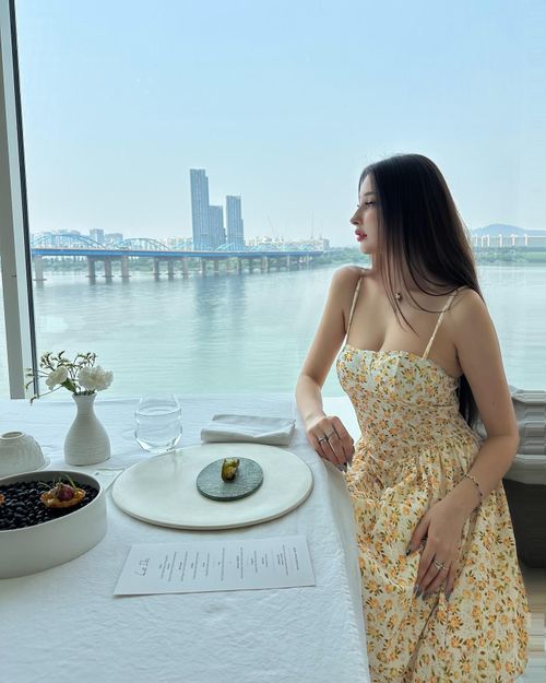  Theo giới thiệu trên trang cá nhân, Adrianna là người Ba Lan và chuyển đến Hàn Quốc vào năm 2021 để học đại học và theo đuổi công việc người mẫu. Với lợi thế ngoại hình, cô xây dựng được lượng người hâm mộ nhất định. 