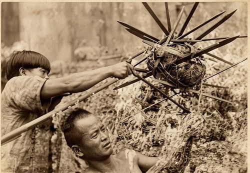 Anh hùng LLVTND Đinh Tía trên đường hành quân thường kể với đồng đội về các kiểu đặt bẫy chông để ngăn quân giặc. Ảnh tư liệu