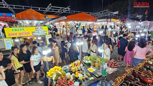Du khách đến đây có thể dễ dàng tìm thấy các mặt hàng phong phú