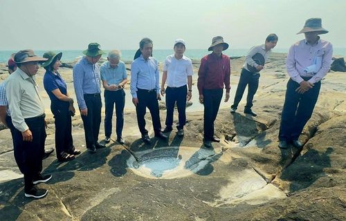 Du khách lắng nghe câu chuyện hàng nghìn năm về nghề muối trên đá