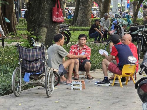 Một số người dân tụ tập chơi bài, chơi cờ gây mất trật tự trong công viên