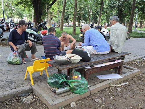 Ghế đá trở thành "nhà bếp"