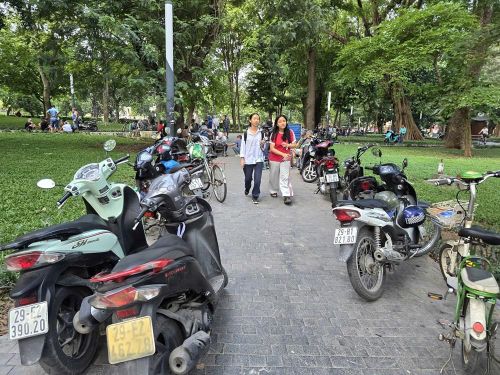 Xe máy để lộn xộn chắn lối đi