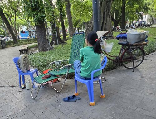 Một người bán hàng rong với đầy đủ "tiện nghi"