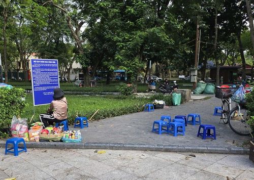 Hàng rong lấn chiếm lối đi trong công viên