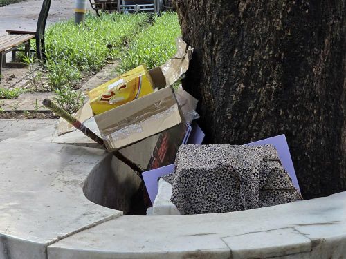 Rác được nhét vào gốc cây