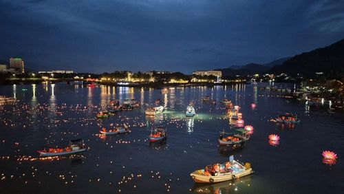 Nghi thức thả hoa đăng trên sông Cái trong Lễ hội Tháp Bà Pô Nagar 2026