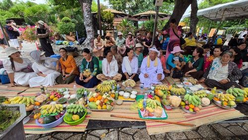 Dâng lễ vật lên Thánh Mẫu Thiên Y A Na – Bà Mẹ Xứ Sở
