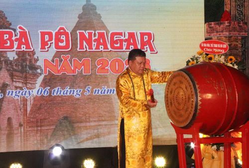 Bí thư Tỉnh ủy Khánh Hòa Trần Phong đánh trống khai mạc Lễ hội Tháp Bà Pô Nagar năm 2026