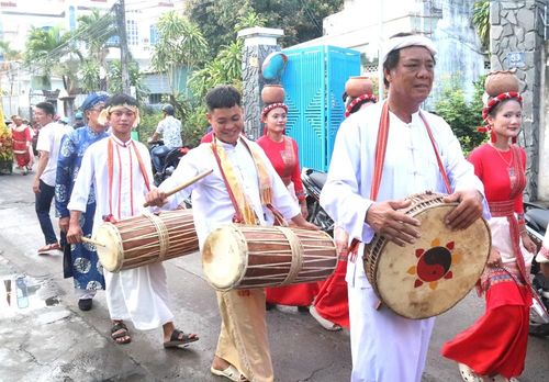 Tiếng trống rộn vang trong Lễ hội Tháp Bà Pô Nagar