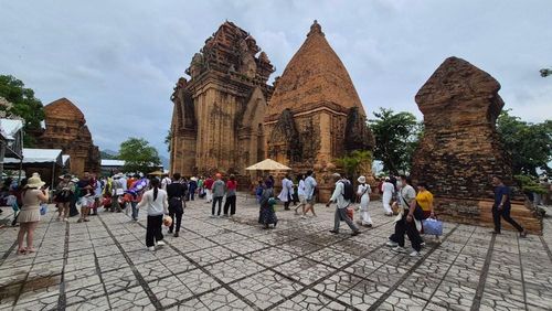 Người dân, du khách trẩy hội Tháp Bà Pô Nagar