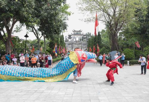 Màn biểu diễn tái hiện cảnh thanh niên họ Hoàng chiến đấu với Giảo Long để giành lại công chúa. Ảnh: Phan Phương – TTXVN